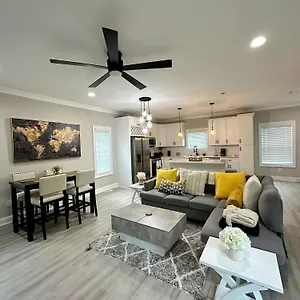  Holiday home New Charming 3bd Townhome With Wifi - 9 Min To Uptown